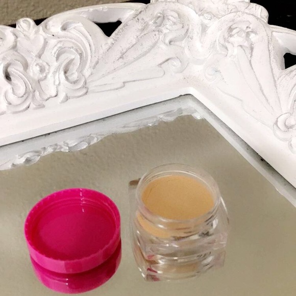 *SAMPLE* Ben Nye Luxury Banana Powder - Picture 4 of 4